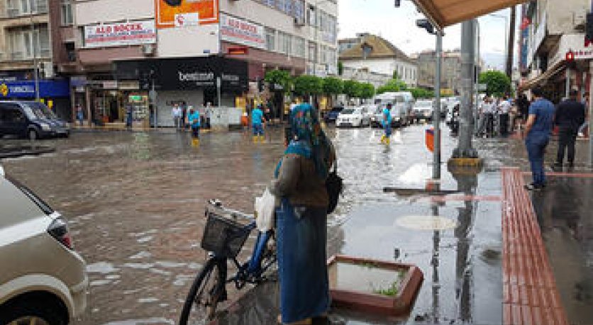 İskenderun'da sağanak yağmur hayatı olumsuz etkiledi 