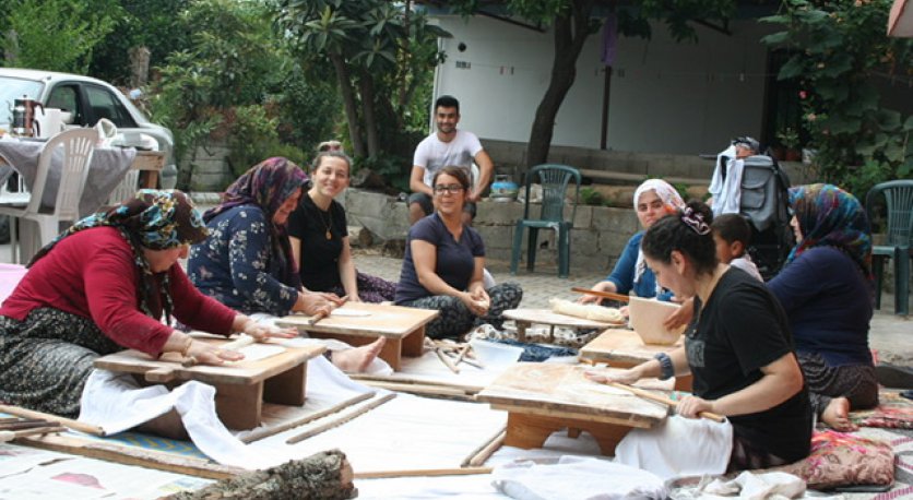 Hatay'ın Dörtyol ilçesinde kadınlar, Kurban Bayramı'nda sofraları süsleyecek yufka ekmekleri imece usulü yapıyor