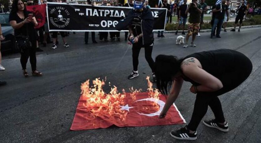 Yunanistan'da büyük skandal! Türk Bayrağı'nı yaktılar