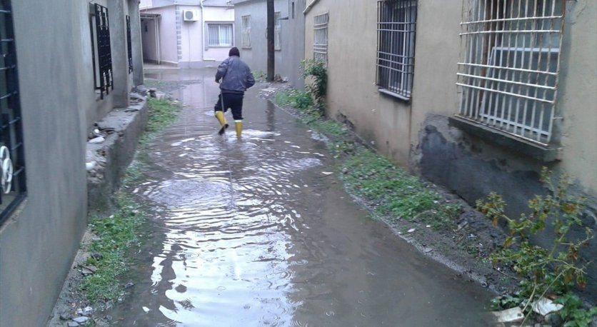 Arsuz'da şiddetli yağmur nedeniyle bazı evleri sel bastı